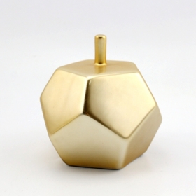 золотая керамическая декоративная фигурка из яблока