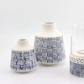 набор из 2 керамических бутонных ваз синих полос белого цвета