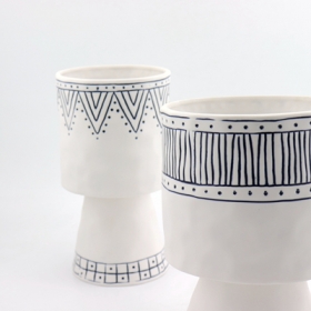 набор из 2 керамических ручной росписи вазы матовый белый и синий полосы