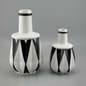 черно-белая угловая ваза
