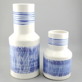 керамическая бело-синяя настольная ваза