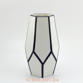 современные керамические вазы, белые и черные