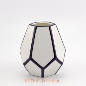 современные керамические вазы, белые и черные