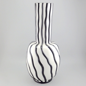 большая белая керамическая ваза с черными рукавами