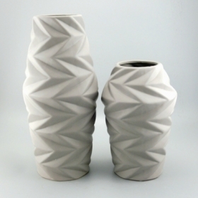 высокая серая угловая керамическая ваза