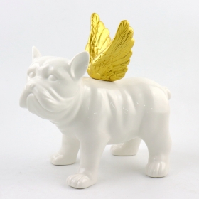 скульптура из белого скульптора белого бульдога с золотыми крыльями
